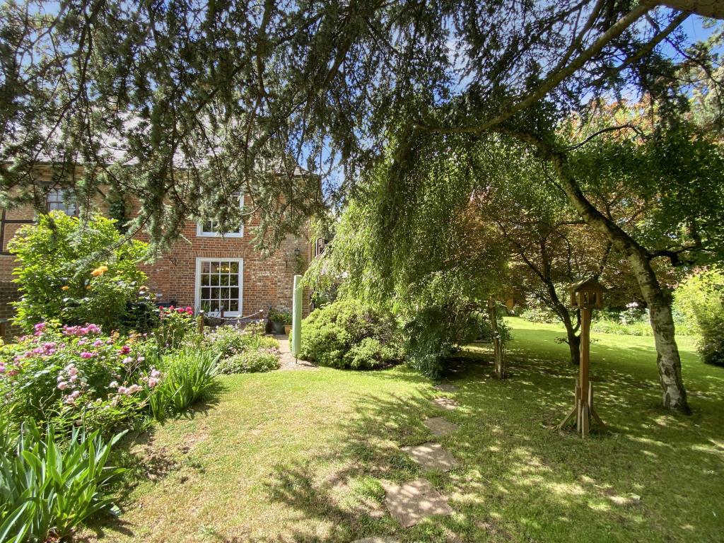 Lot: 129 - THREE-BEDROOM PERIOD PROPERTY IN POPULAR LOCATION - external view of house and garden